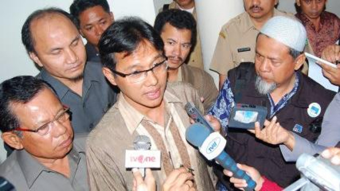 Wakil Gubernur Sumbar Muslim Kasim (kiri) dan Gubernur Irwan Prayitno (tengah)
