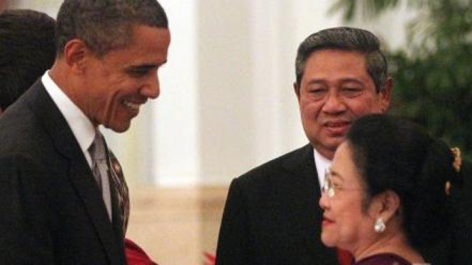 Barack Obama berbicara dengan Megawati disaksikan SBY
