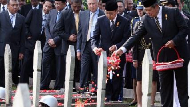 Presiden SBY dan Wapres Boediono tabur bunga di Makam Pahlawan
