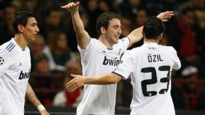 Gonzalo Higuain dan pemain Real Madrid merayakan gol