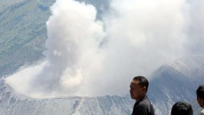 Aktivitas kawah Gunung Bromo meningkat, difoto 13 November 2010