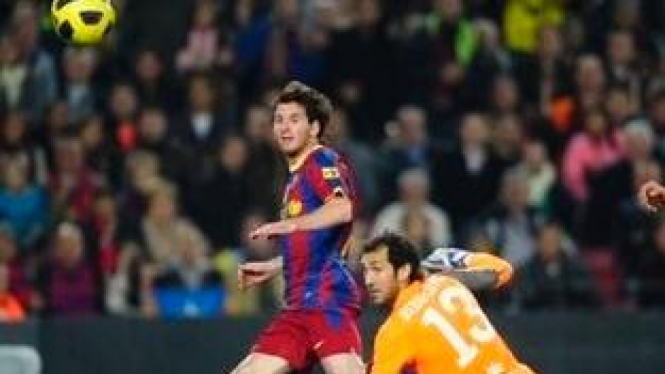Lionel Messi (kiri) mencetak gol lawan Villarreal