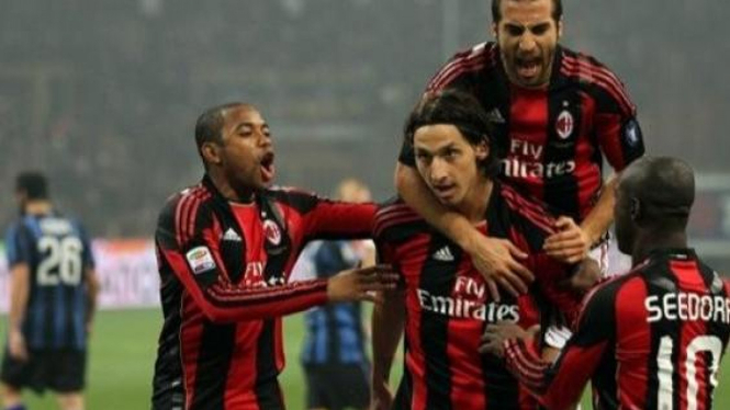 Pemain Milan rayakan gol Ibrahimovic