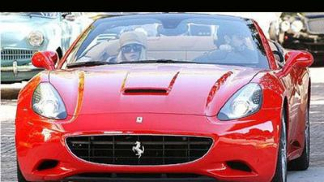 Ferrari California milik Christina Aguilera