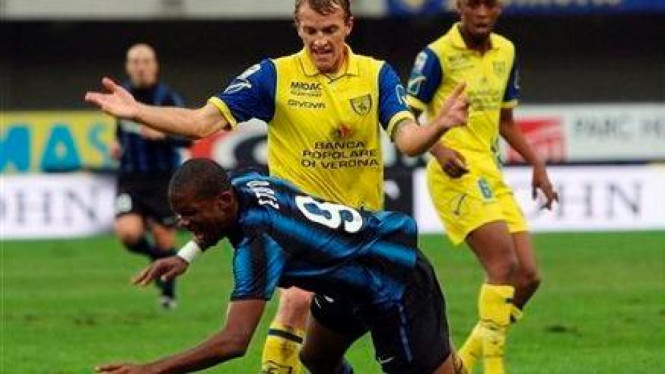 Samuel Eto'o terjatuh saat dilanggar Luca Rigoni