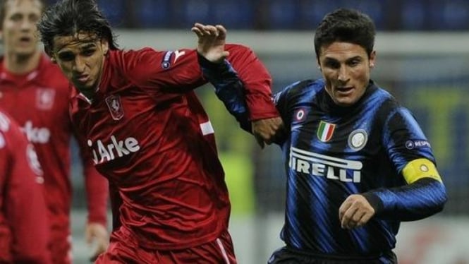 Javier Zanetti  (kanan) berebut bola dengan pemain Twente Costa Rican