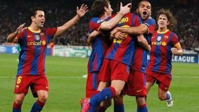 Pemain Barcelona merayakan gol atas Panathinaikos