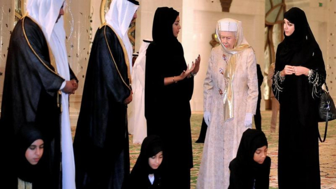 Ratu Elizabeth II saat mengunjungi masjid di Abu Dhabi, Uni Emirat Arab