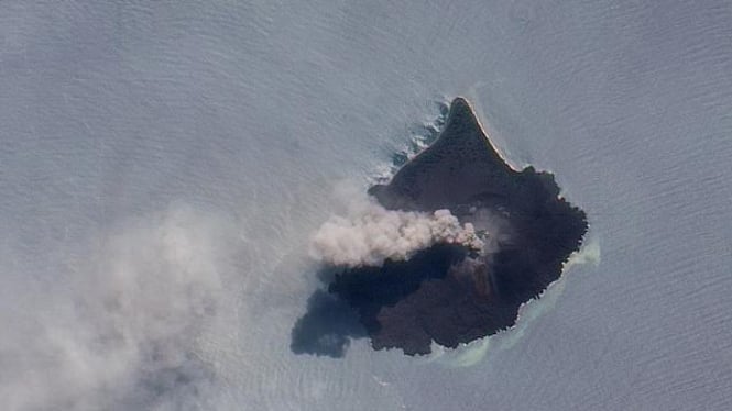 NASA: Anak Krakatau November 2010