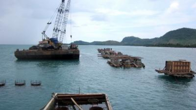 pembuatan tiang penyangga di dermaga V Pelabuhan Bakauheni Lampung