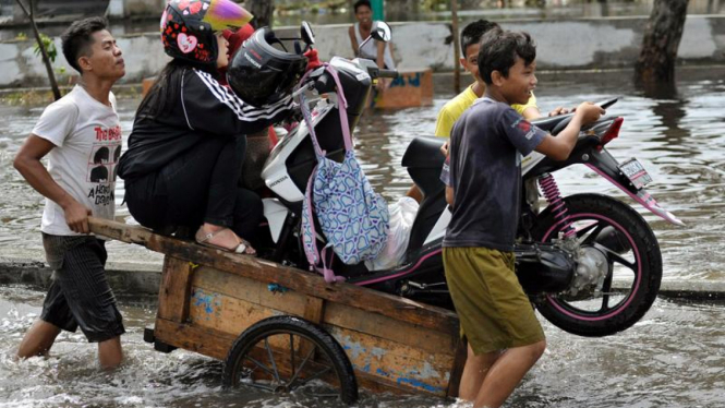 Banjir rob di jalan Gunung Sahari, Jakarta