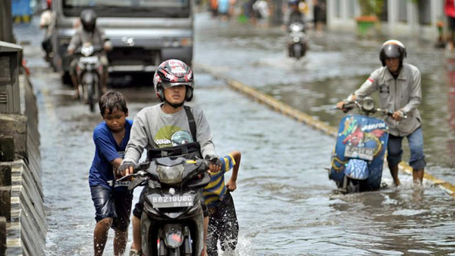 Banjir rob di jalan Gunung Sahari, Jakarta, beberapa waktu lalu.