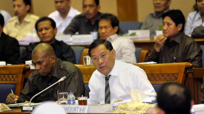 Menteri Keuangan Agus Marto Wardojo (kanan) memaparkan alokasi dana otonomi khusus saat rapat dengan Badan Anggaran DPR RI di Jakarta, Senin (6/12).