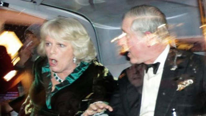 Reaksi Pangeran Charles dan Camilla saat mobil mereka diserang demonstran