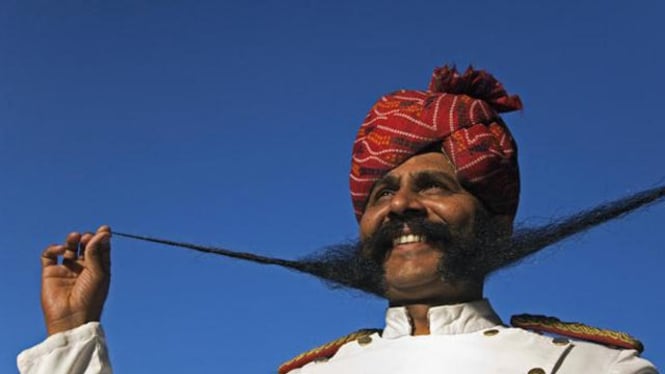 Seorang lelaki India dengan kumis panjangnya