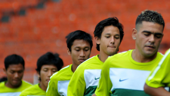 Striker timnas Indonesia, Irfan Haarys Bachdim (kedua dari kanan)