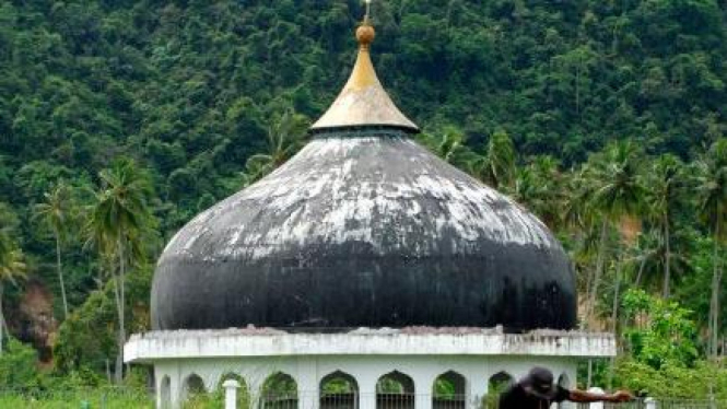 Monumen kubah yang terlepas dari masjid terbawa tsunami di Aceh