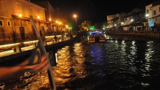 Wisata air bertajuk Melaka River Cruise di Malaka, Malaysia