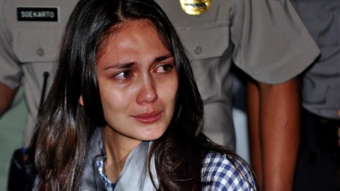 Luna Maya menangis di persidangan Ariel