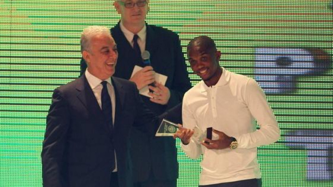 Samuel Eto'o (kanan) mendapatkan penghargaan sebagai pemain terbaik Afrika 2010