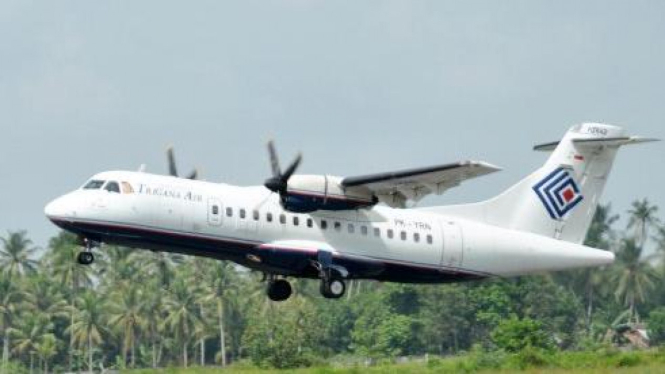 Trigana Air lepas landas (take off) di Bandara Supadio, Pontianak