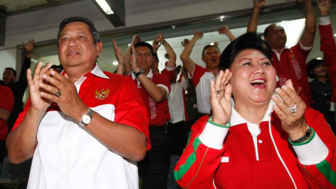 Presiden SBY dan Ibu Negara, Ani Yudhoyono, menonton final leg 2 Piala AFF