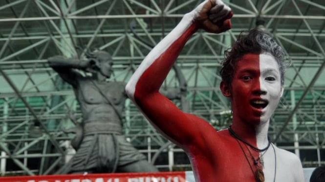 Suporter Indonesia mewarnai tubuhnya dengan warna merah putih
