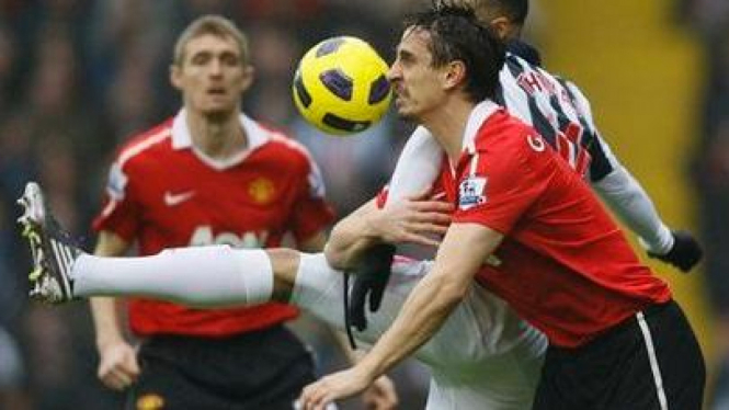 Gary Neville mengawal Jerome Thomas