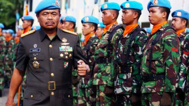 Komandan Paspampres Mayjen TNI Waris memeriksa barisan