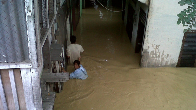 Warga Medan menerjang banjir akibat luapan sungai