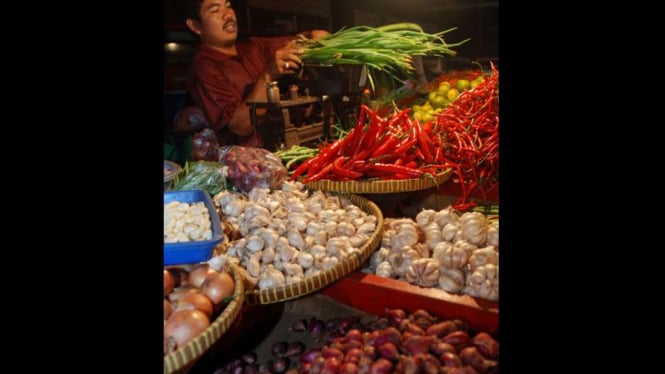 Pedagang membersihkan sayur mayur yang dijual di Pasar Kebayoran, Jakarta