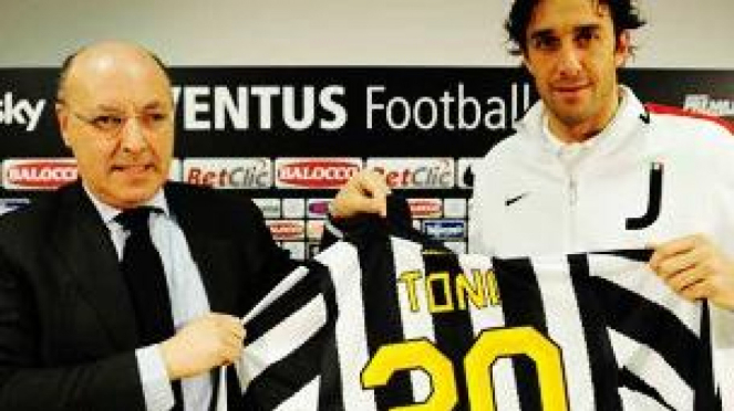 Luca Toni (kanan) dan Giuseppe Marotta