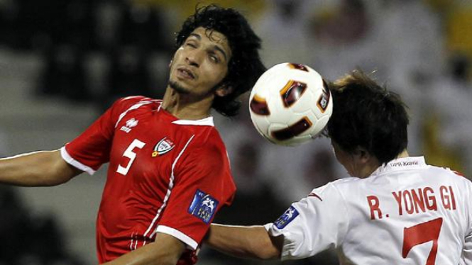 Amer Abdulrahman (kiri/UEA) berebut bola dengan Ryang Yong Gi  (Korut)