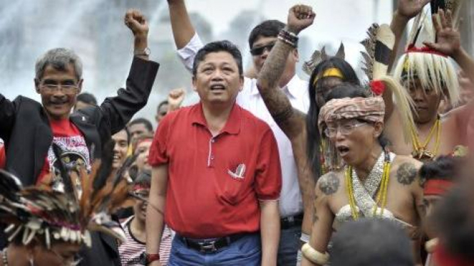 Mantan Gubernur Kalimantan Barat Cornelis (baju merah) 