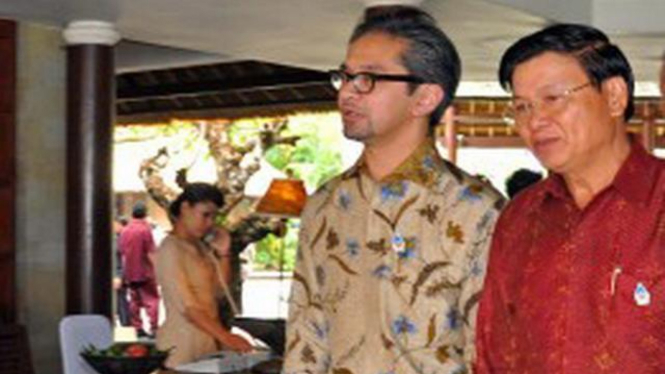 Menlu Marty Natalegawa (kiri) bersama dengan Menlu Myanmar di Lombok