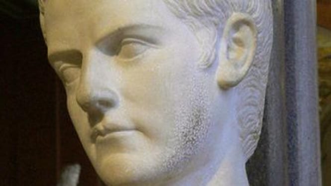 Patung Caligula di Museum Louvre