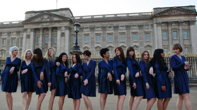 'Duplikat' Kate Middleton berkumpul di depan Istana Buckingham