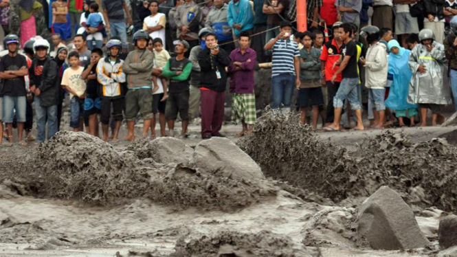 Banjir lahar dingin menyebabkan jalan Yogyakarta-Magelang putus