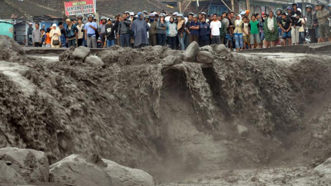 Banjir lahar dingin menyebabkan jalan Yogyakarta-Magelang putus