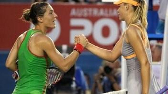 Maria Sharapova dan Andrea Petkovic (hijau)