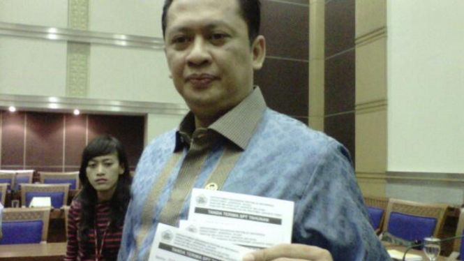 Bambang Soesatyo (Golkar) perlihatkan bukti bayar pajak