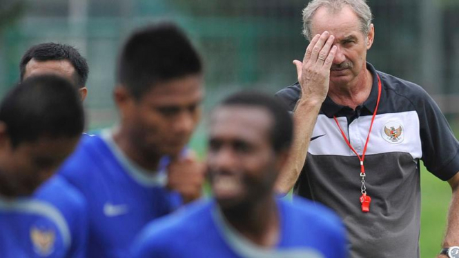 Alfred Riedl mengawasi latihan perdana timnas U-23