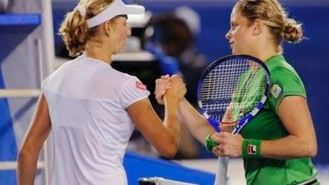 Kim Clijsters (hijau) dan Ekaterina Makarova