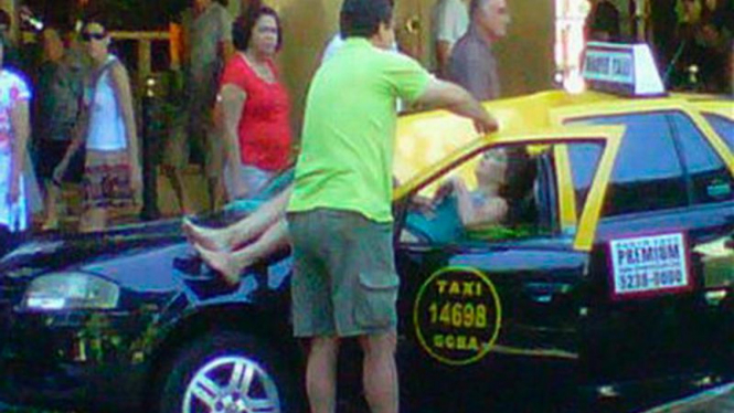 Seorang perempuan terjatuh sehingga menimpa taksi di Buenos Aires, Argentina
