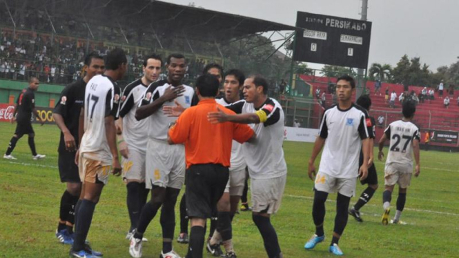 Bek Semarang United Pukul Wasit LPI