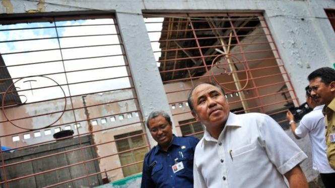 Prijanto di salah satu sekolah yang rusak di Jakarta