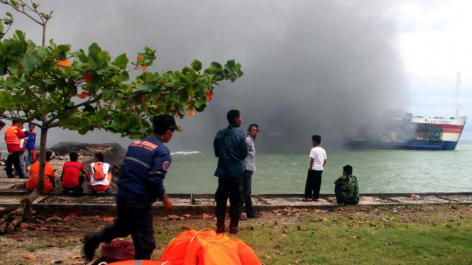 KMP Laut Teduh terbakar di Selat Sunda.