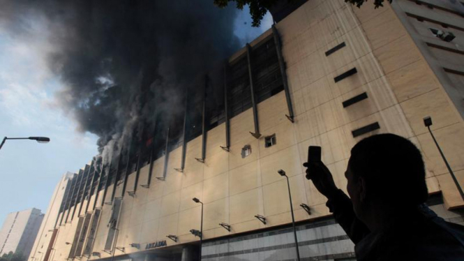 Demonstran di Kairo, Mesir membakar pusat perbelanjaan Arcadia