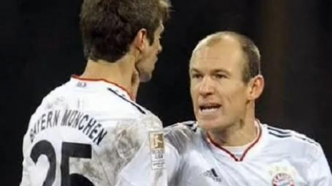 Arjen Robben mencekik Thomas Mueller