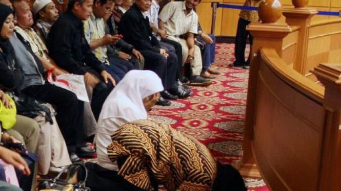 Pendukung calon pilkada Pandeglang, Erwan Kurtubi & Heryani, sujud syukur di MK